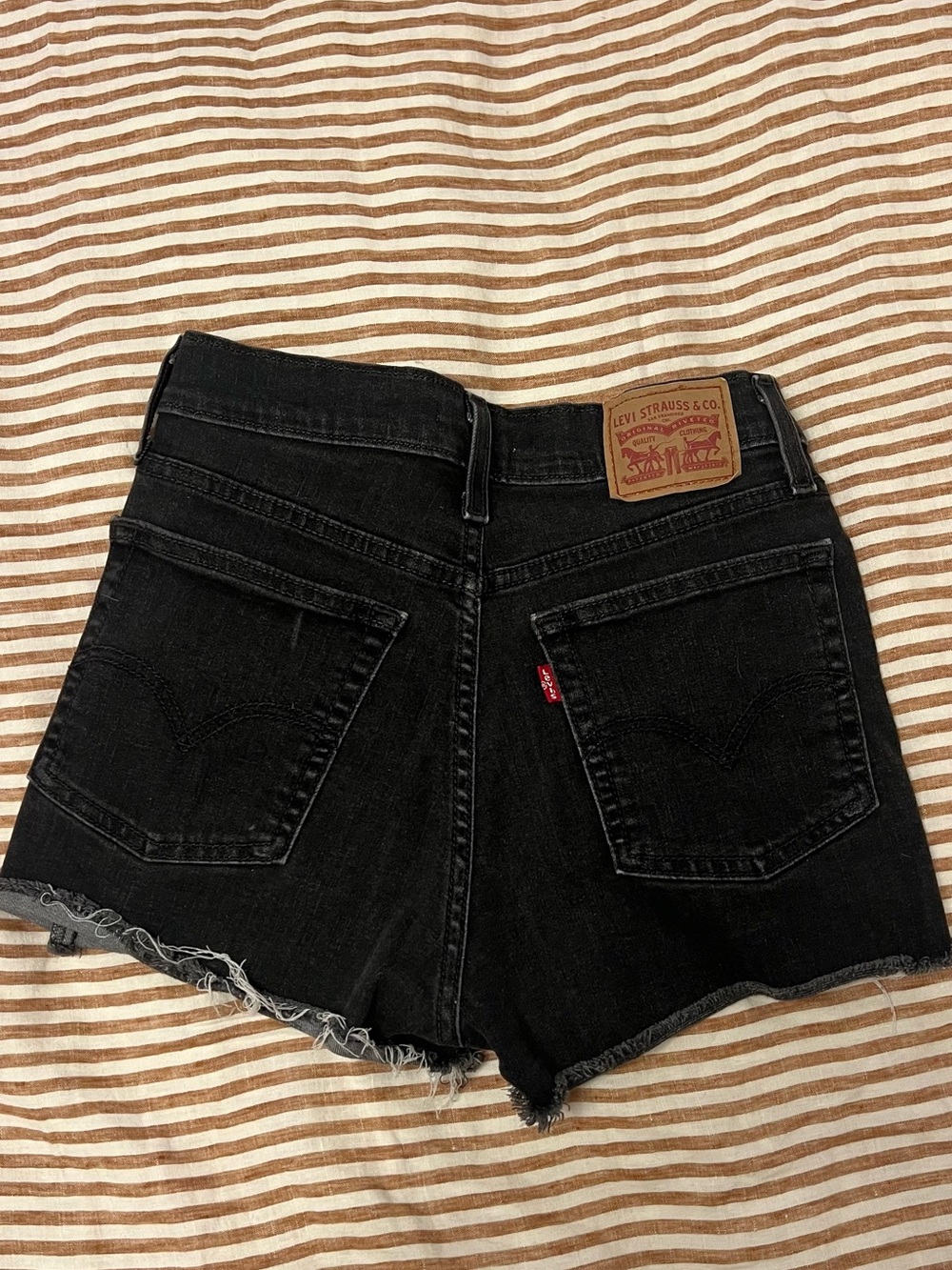 LEVI’S Black High-Rise Denim Shorts 26 - Picture 4 of 5